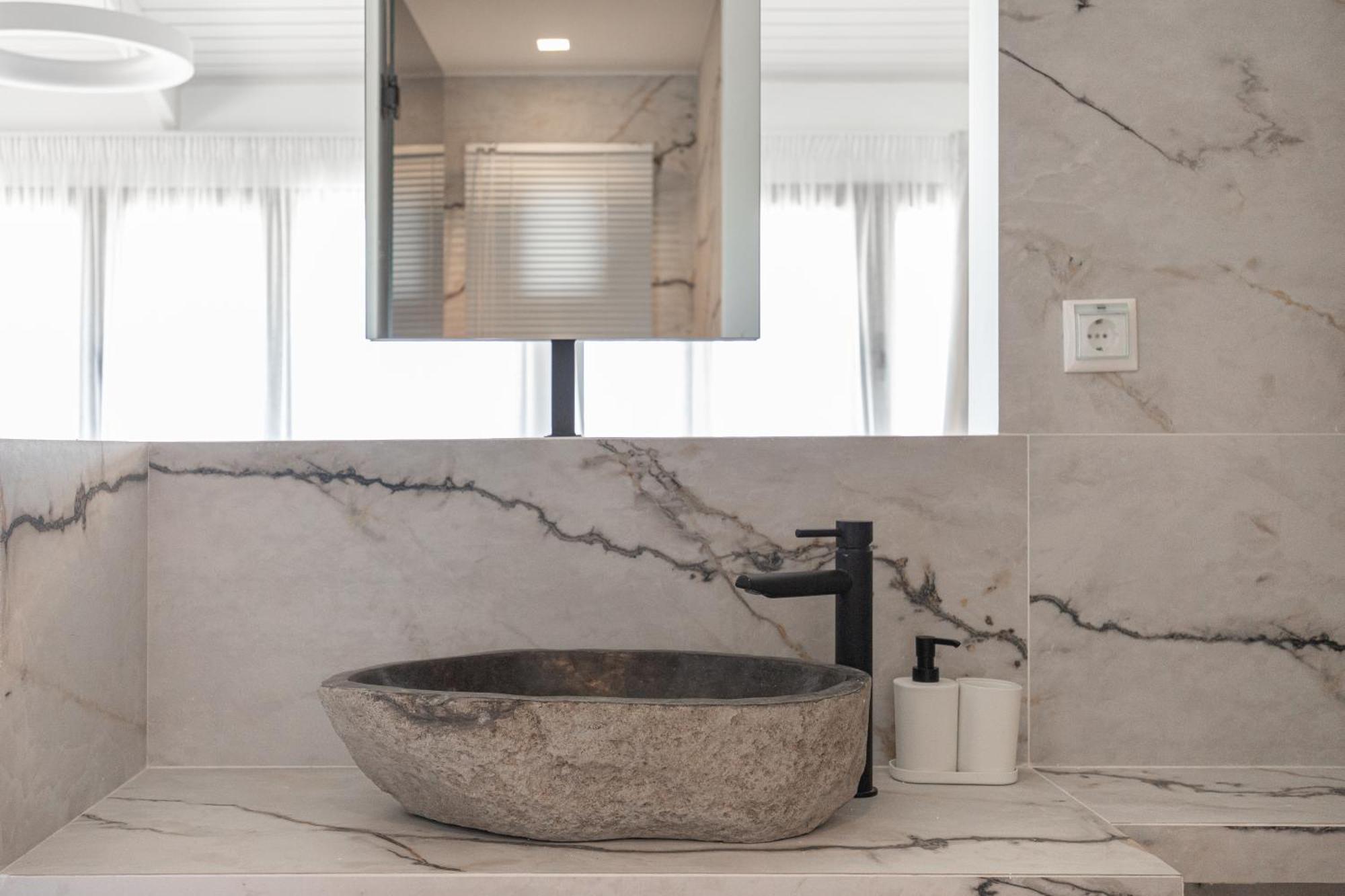 Marble Luxury Suites Karteros Quarto foto